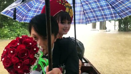 Độc đáo Cô dâu Huế vui vẻ mặc áo dài, quần cộc màu hồng trong ngày cưới