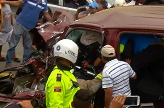 Conductor se salvó de morir tras impactarse contra un tráiler al norte de Guayaquil