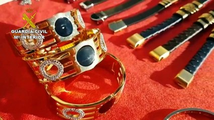 La Guardia Civil y la Agencia Tributaria interceptan en Alicante casi 20.000 joyas falsas