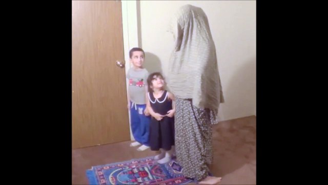 Cette maman fait une blague à ses enfants pendant une prière