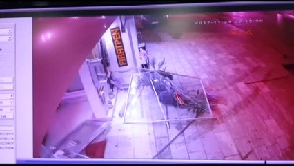 Düzce'de Otomobil İşyerine Girdi