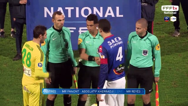 Le coup franc de GIGLIOTTI est capté en deux fois par GUIVARCH.