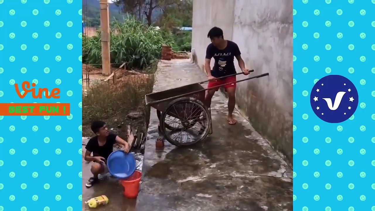 Funny Videos 2017 ● People doing stupid things P63-L550xfUu7PQ.CUT.02'19-02'55