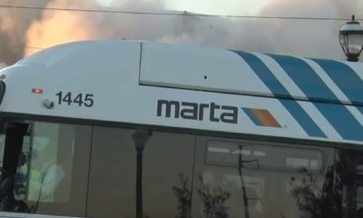 Duh... Lagi Siaran Langsung, Tiba-tiba Bus Lewat Begitu Saja