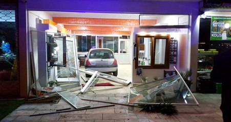 Kavşakta Çarpışan Otomobillerden Biri, Hızını Alamayarak İş Yerine Daldı