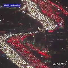 Con đường ở Los Angeles được phủ sáng trong dịp lễ Tạ ơn