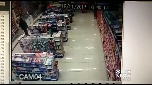 Un policier en civil tue deux voleurs alors qu'il tient son fils dans ses bras