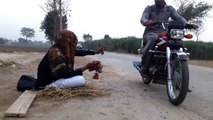 New Funny Pakistani Bike Chori ( PV Production Phalia Videos ) Mandi Bahauddin  _ King Comedy Scense-wAaOnCFwNBQ.CUT.00'00-00'35
