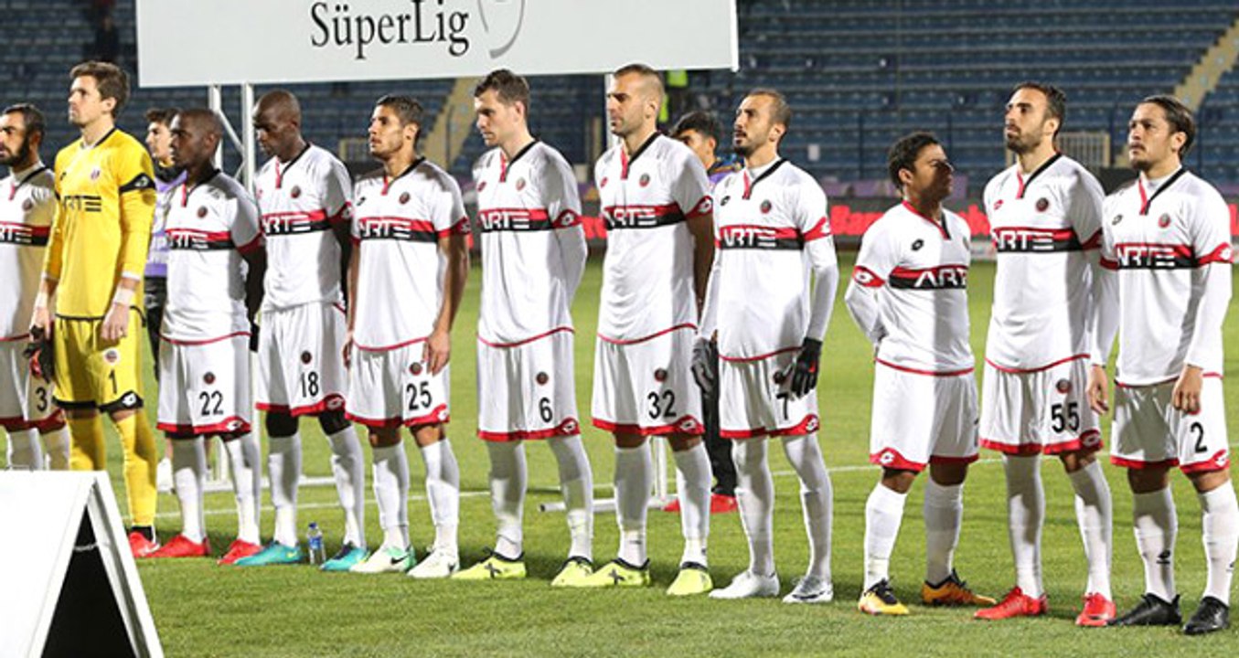 Gençlerbirliği Futbolcusu Jailton İstiklal Marşı Okunurken Yan Döndü