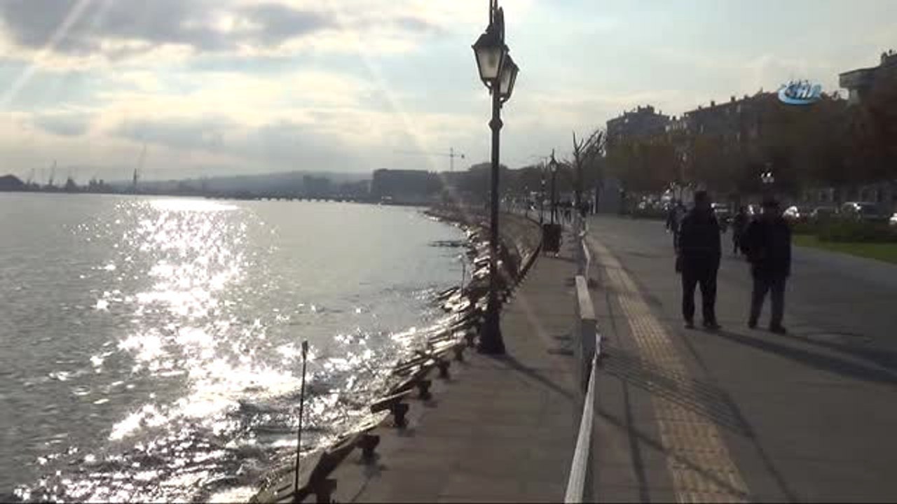 Doğuda Karla Mücadele, Batıda Güneş Sefası