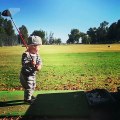 Ce bébé joue au golf comme Tiger Woods !! Impressionnant !
