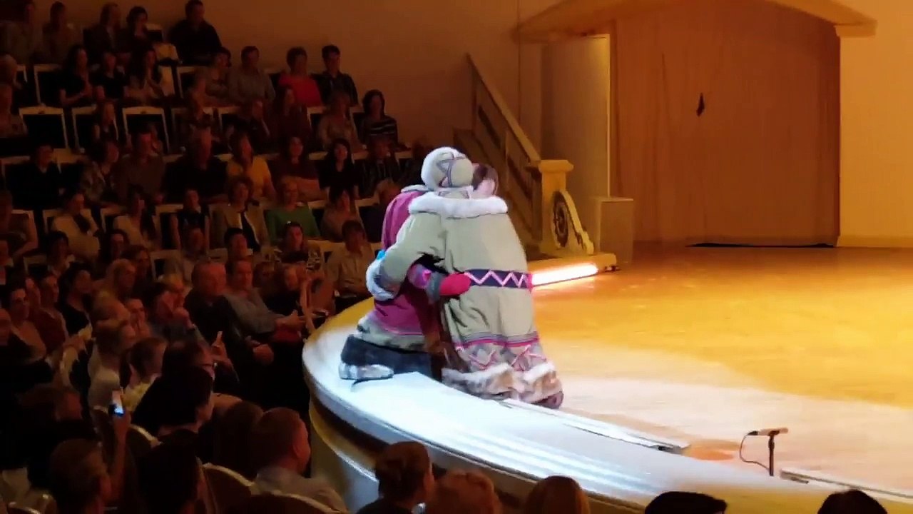 Eblouissant spectacle d'une lutte entre 2 marionnettes.. contrôlées par un même artiste !