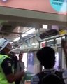 انڈونیشیا کی ایک ٹرین میں سانپ نکل آیا تو لڑکے نے اپنے ہاتھ سے سانپ کیساتھ کیا کیا ویڈیو میں دیکھیں۔