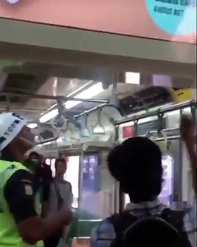 انڈونیشیا کی ایک ٹرین میں سانپ نکل آیا تو لڑکے نے اپنے ہاتھ سے سانپ کیساتھ کیا کیا ویڈیو میں دیکھیں۔