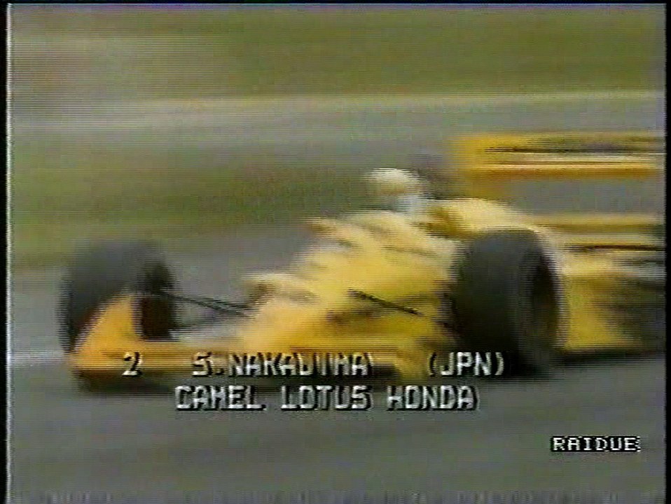 GP Giappone 1988: Tachimetro digitale di S. Nakajima e sorpassi di A. Senna ad Alboreto e di Capelli a Berger