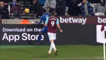 Jogador do Leicester tenta queimar tempo e adepto do West Ham atira-lhe com a bola