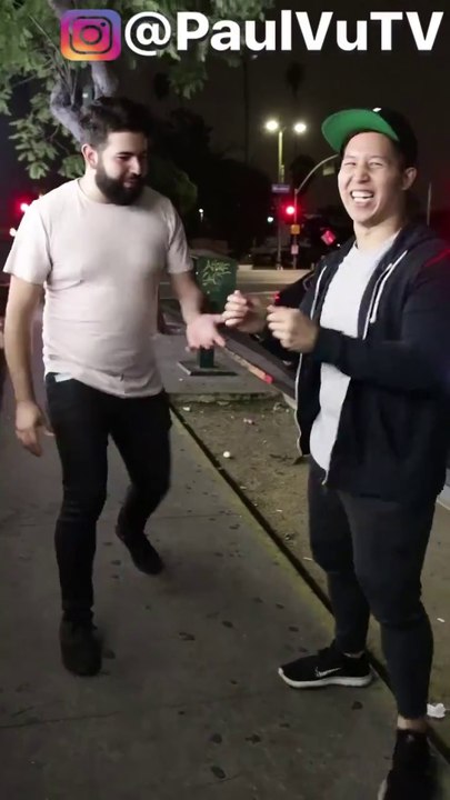 Ce magicien enchaine les tricks et tours de magie bluffants et incroyables