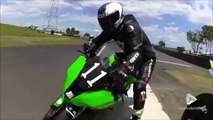 Ce motard se fait cogner par un concurrent à pleine vitesse et chute lourdement... pas fairplay du tout