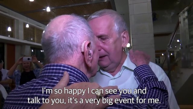 Ce papy rescapé des camps de concentration rencontre son neveux le jour de ses 102 ans... Moment émouvant