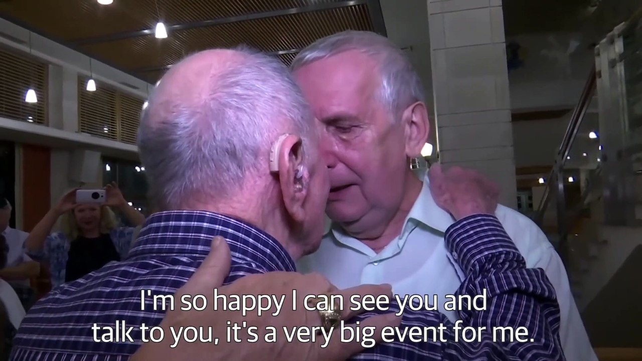 Ce papy rescapé des camps de concentration rencontre son neveux le jour de ses 102 ans... Moment émouvant