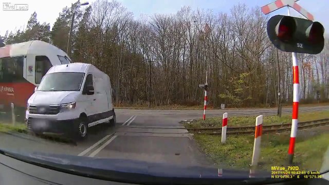 Ce conducteur traverse la voie ferrée au pire moment... Douloureux!