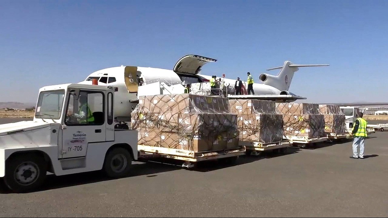 Aid trickles down in Yemen after weeks of blockade video Dailymotion
