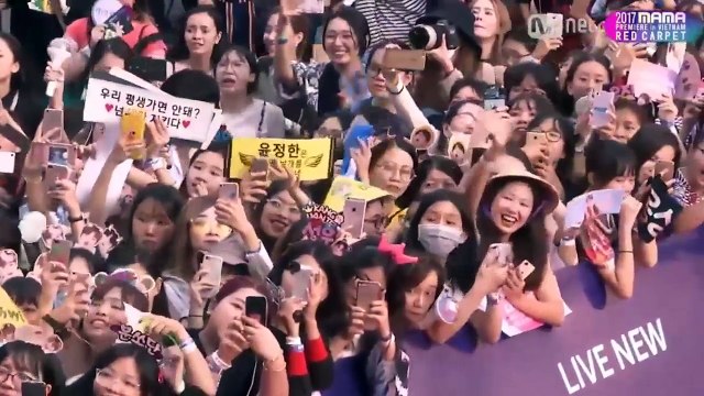 Clip Hoàng tử lai Kim Samuel dạo bước trên trên thảm đỏ MAMA Vietnam 2017 đẹp lộng lẫy khiến fan mất máu