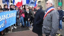 Le Front national manifeste devant une agence de la Société générale après la fermeture de ses comptes