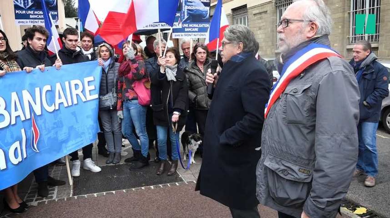 Le Front national manifeste devant une agence de la Société générale après la fermeture de ses comptes