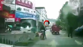 Scaffolding collapses onto pedestrians and vehicles