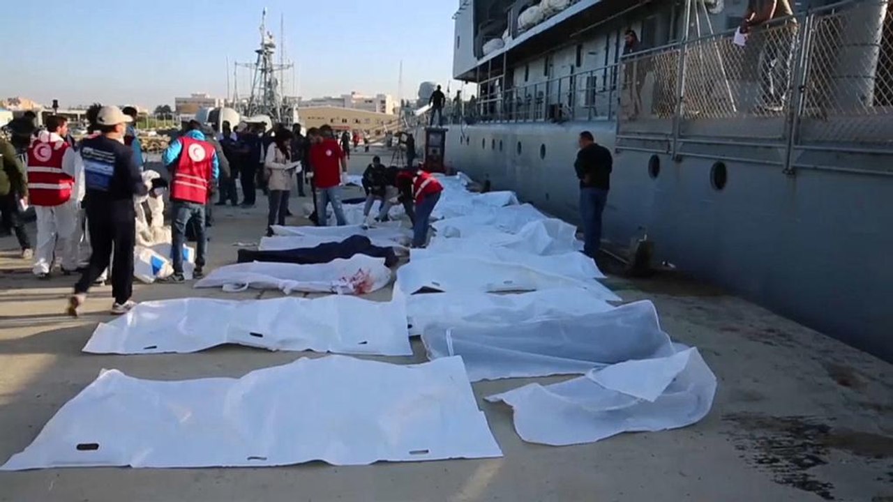 شاهد: خفر السواحل الليبية ينتشلون جثث لمهاجرين...