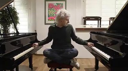 باحترافية شديدة شاب يعزف على آلتي بيانو في وقت واحد