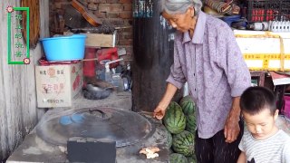 农村媳妇这样做面食，大铁锅一掀，香的邻居跑来抢着吃