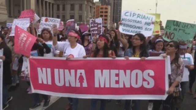 Miles de personas marchan en Perú y Paraguay contra la violencia a la mujer