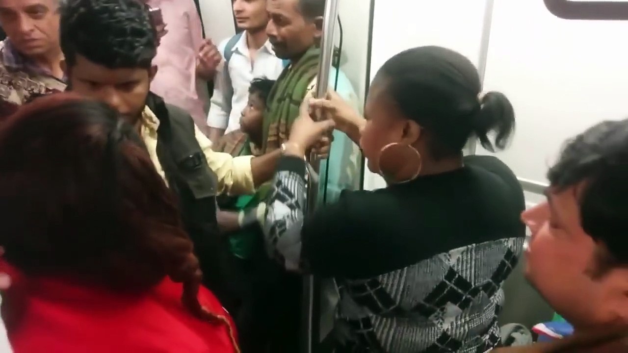 Delhi_metro_K_karol_bagh_ki__sharmnak_Ghatna-Ladki_ne_utari_bra_public_mein