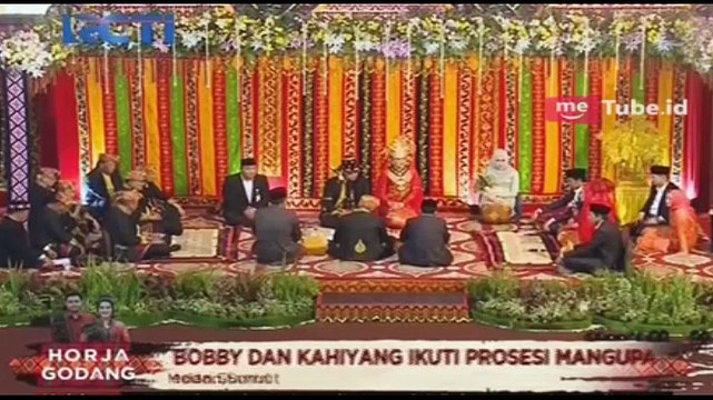 Presiden Jokowi dan Istri Ikut Menari Tortor di Pernikahan Kahiyang-Bobby di Medan