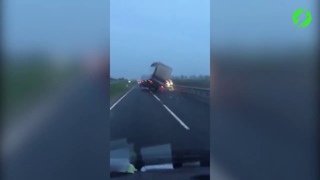 Il réussi à redresser son camion miraculeusement... Drame évité de peu