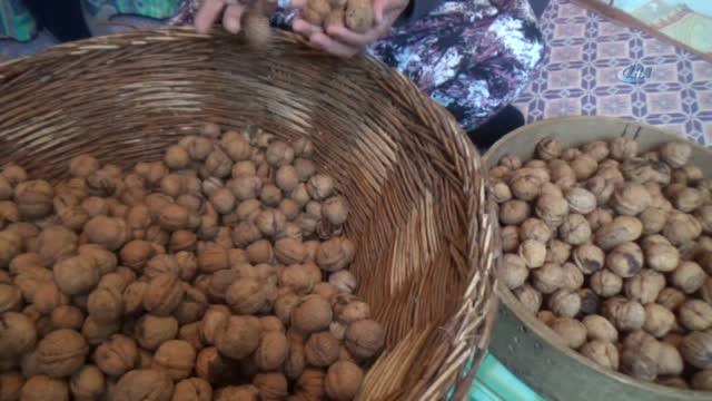 Ahlat'ın Meşhur Cevizi Taneyle Satılıyor