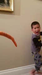 Regardez comment ce papa va faire flipper son fils... 3 carottes et c'est partie