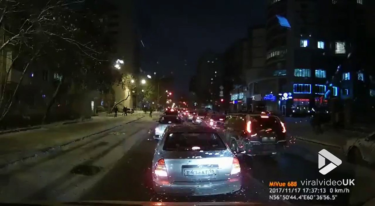 Toujours regarder quand tu traverses la route...