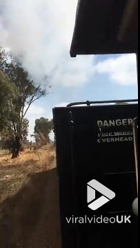 Ce train percute une voiture de plein fouet... Choc terrible