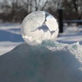 Magnifique, cette bulle de savon gèle au contact de l'air