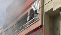 Yangında mahsur kalan 4 kişi yan binaya atlayarak kurtuldu
