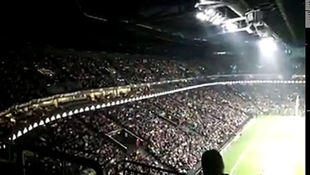 Les supporteurs français chantent On se fait chier dans les tribunes de l'U Arena