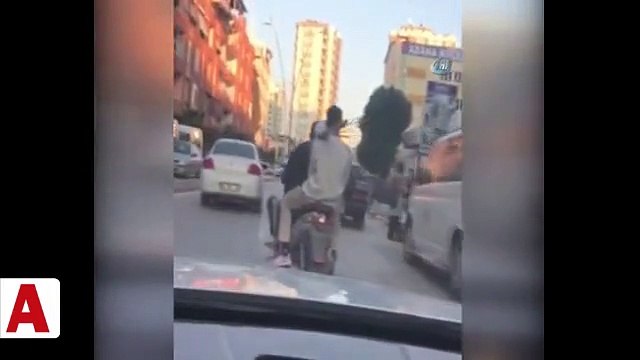 Dört kişi bindikleri motosiklette inşaat demiri taşıdılar