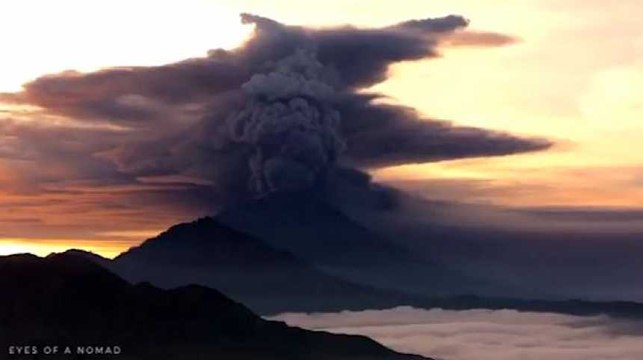 Les images impressionnantes du Mont Agung en éruption à Bali