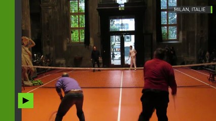 [Insolite] Dans une église de Milan, des visiteurs jouent au tennis dans le cadre d’un projet artistique