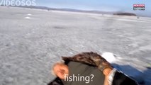 Russie : Ivre, un pêcheur s'endort sur un lac gelé (vidéo)