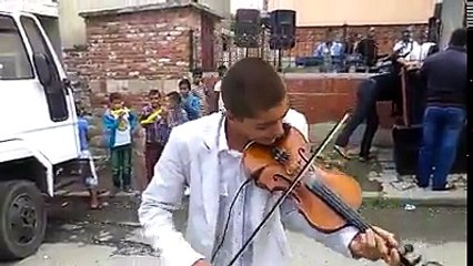 Kemanı ağlatan müzisyen(Olmaz böyle yetenek)