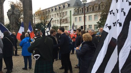 300 manifestants pour la sauvegarde de la croix de la statue du pape